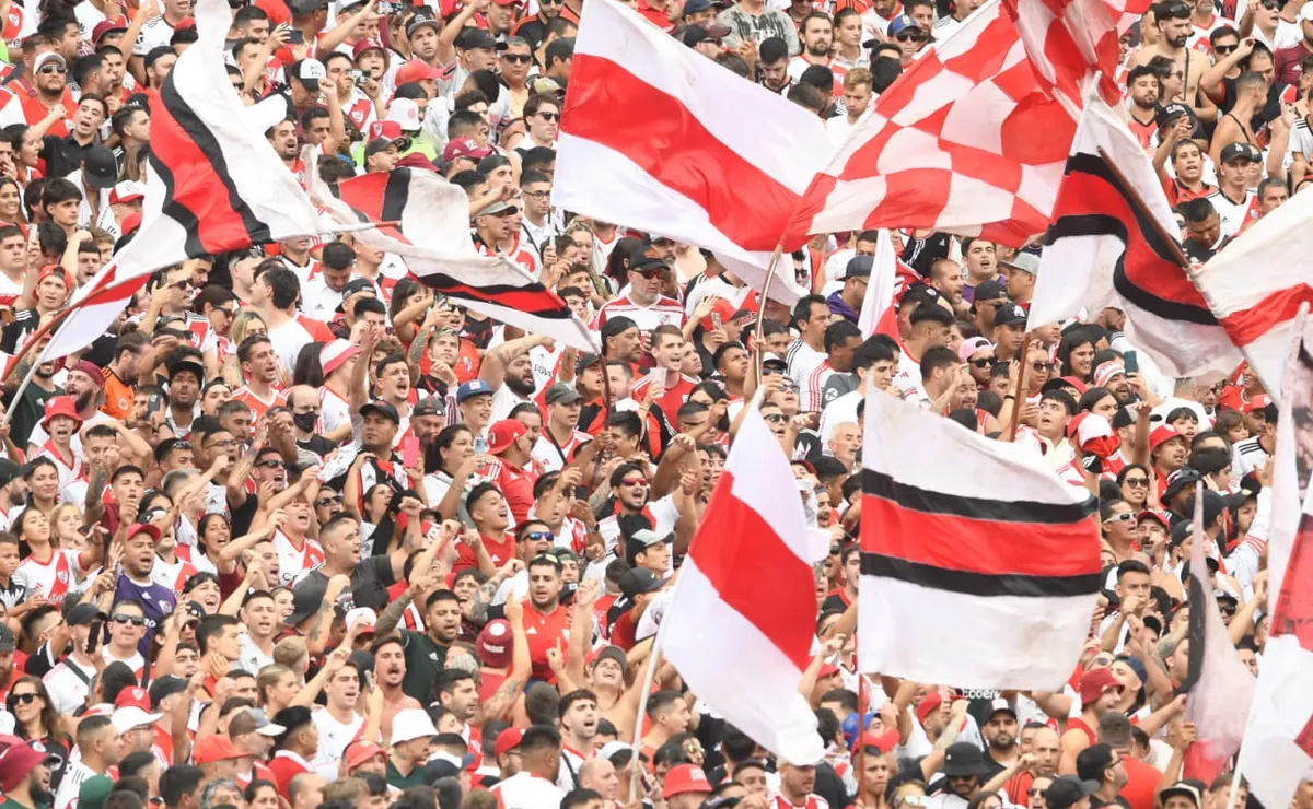 ¿River es recibido con papelitos?