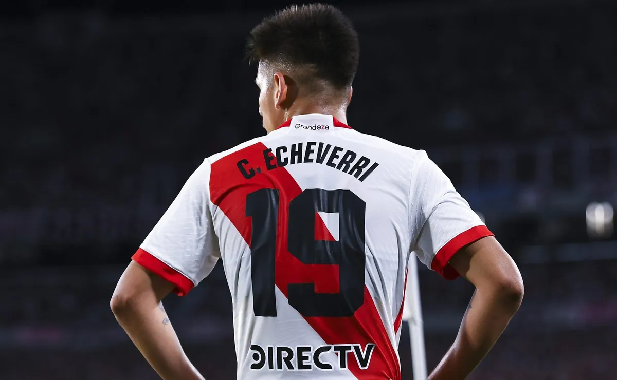 Claudio Echeverri volvería al banco de suplentes.