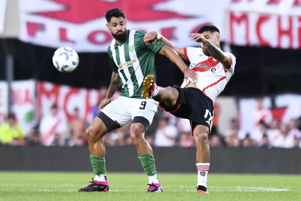 Milton Giménez y Paulo Díaz se disputan la pelota, en un River vs. Banfield.
