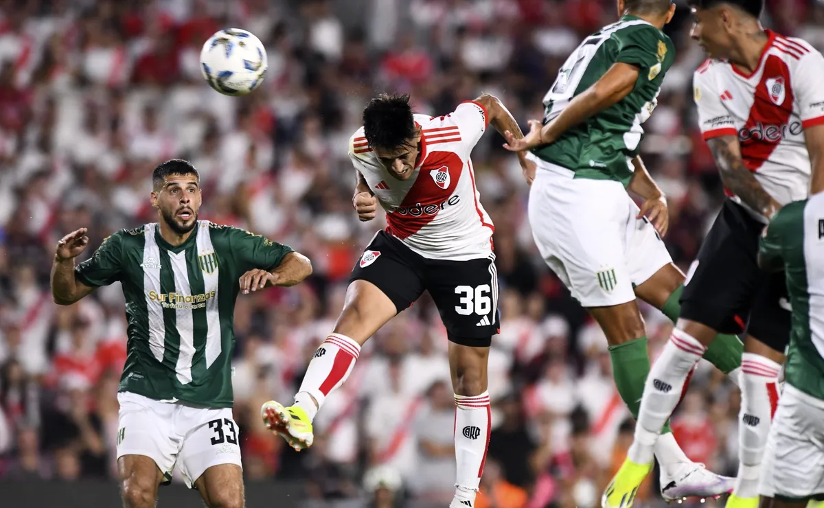 Cabezazo a la red de Solari y empate agónico. Foto: Getty.