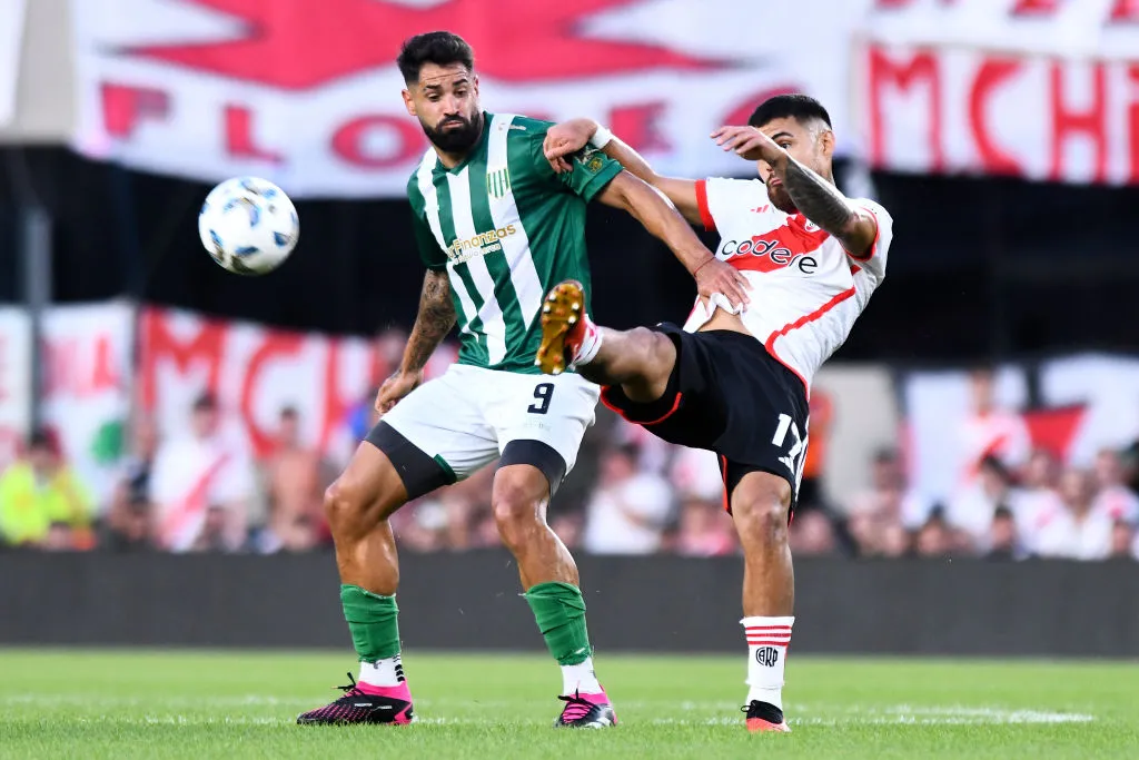Paulo Díaz disputando una pelota. (Foto: Getty)