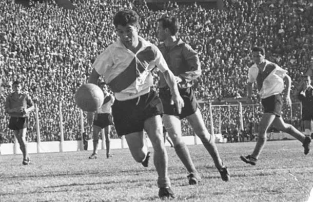 Enrique Omar Sívori. A cancha llena, con la camiseta de River. “Su primer sueño cumplido”, definió Romina Sívori, su nieta.