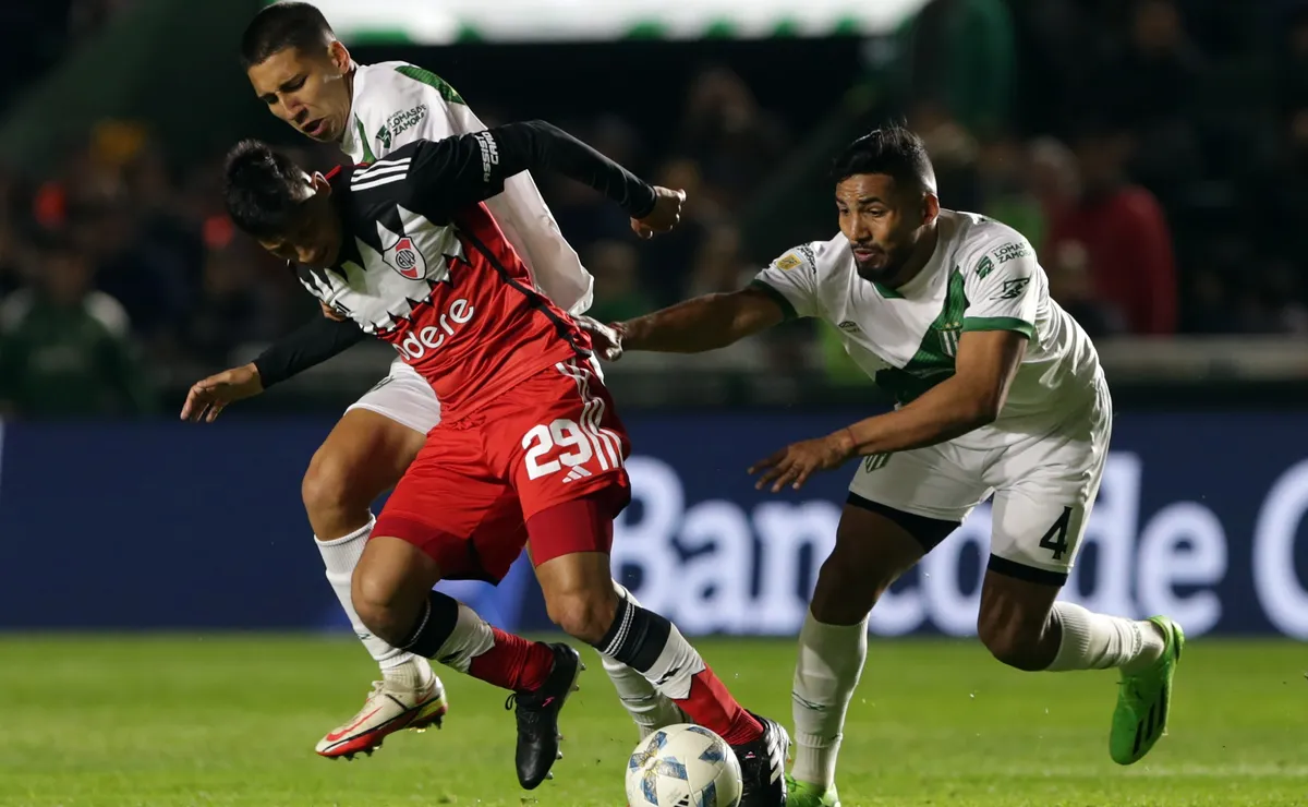 BUENOS AIRES, ARGENTINA - SEPTEMBER 24: Rodrigo Aliendro of River Plate battles for the ball with Alejandro Maciel of Banfield and Eric Remedi of Banfield during a match between Banfield and River Plate as part of group A of Copa de la Liga Profesional 2023 at Florencio Sola Stadium on September 24, 2023 in Buenos Aires, Argentina. (Photo by Daniel Jayo/Getty Images)