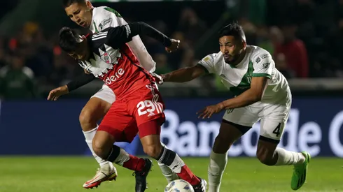 BUENOS AIRES, ARGENTINA – SEPTEMBER 24: Rodrigo Aliendro of River Plate battles for the ball with Alejandro Maciel of Banfield and Eric Remedi of Banfield during a match between Banfield and River Plate as part of group A of Copa de la Liga Profesional 2023 at Florencio Sola Stadium on September 24, 2023 in Buenos Aires, Argentina. (Photo by Daniel Jayo/Getty Images)
