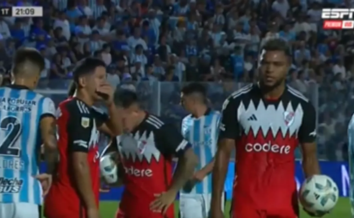 Insólito: la pelea de Borja con Barco por el penal ante Atlético Tucumán