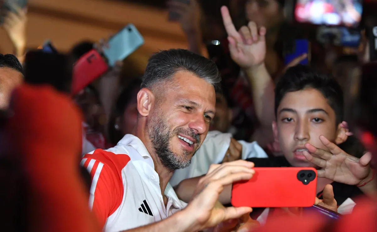 Como ya es costumbre, el plantel fue recibido por una multitud en el hotel. (Foto: Prensa River).
