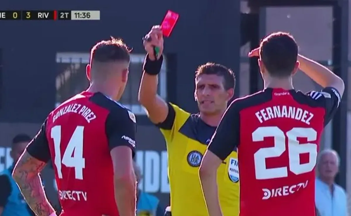 Merlos fue dos veces al VAR para anular el peligro de Riestra.