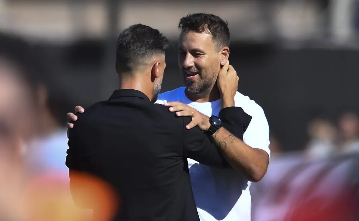 El abrazo entre el Ogro y Demichelis antes de arrancar el partido. (Foto: Getty).