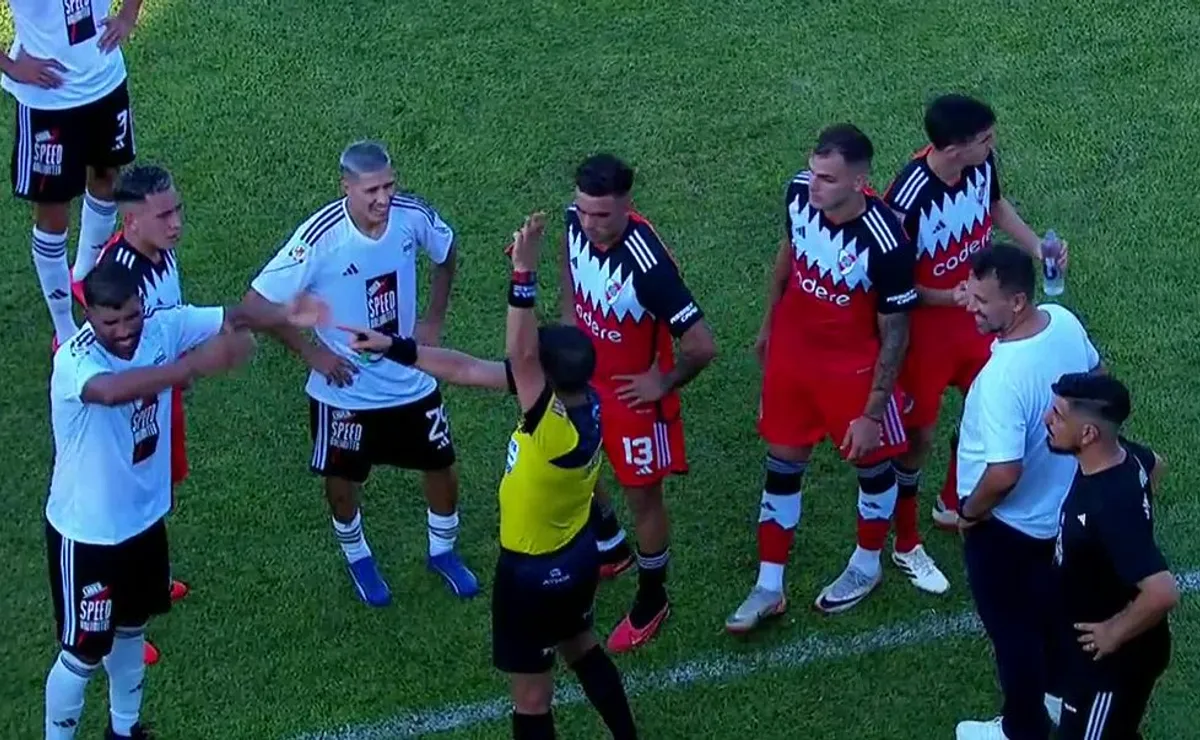 Papelón del arbitraje en la cancha de Deportivo Riestra.