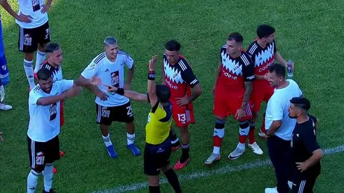 Papelón del arbitraje en la cancha de Deportivo Riestra.