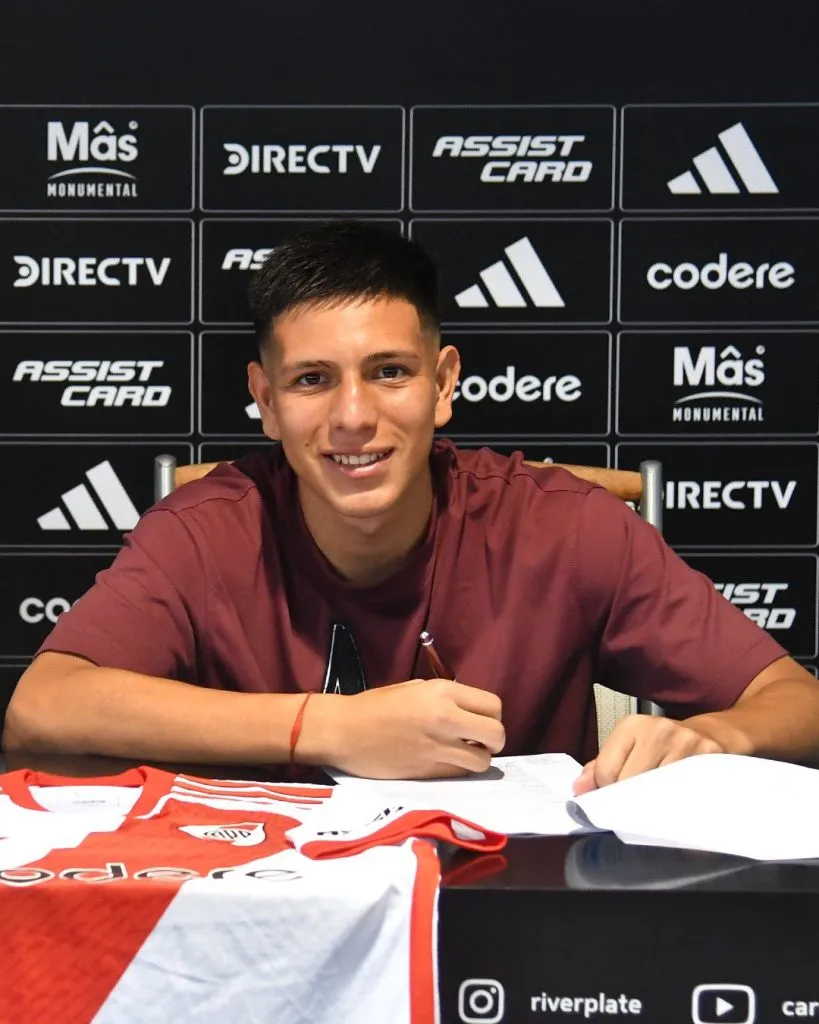 Sonrisa y primera firma de contrato para Toto Leiva. (Foto: Prensa River).