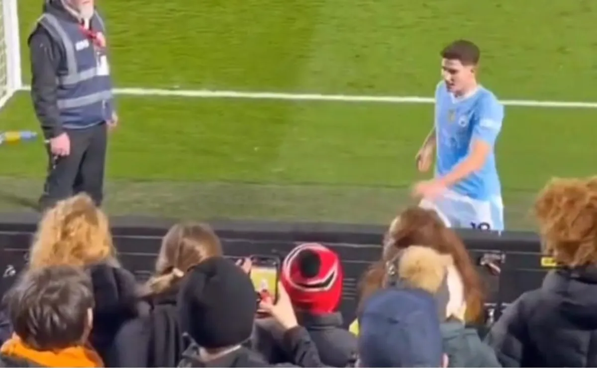 Julián se acercó a darle la camiseta a un hincha argentino