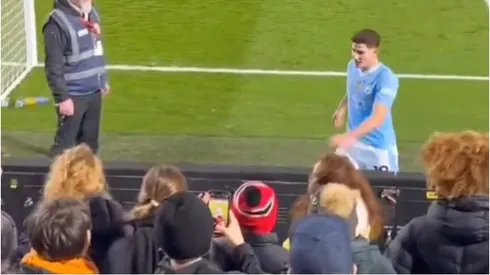 Julián se acercó a darle la camiseta a un hincha argentino