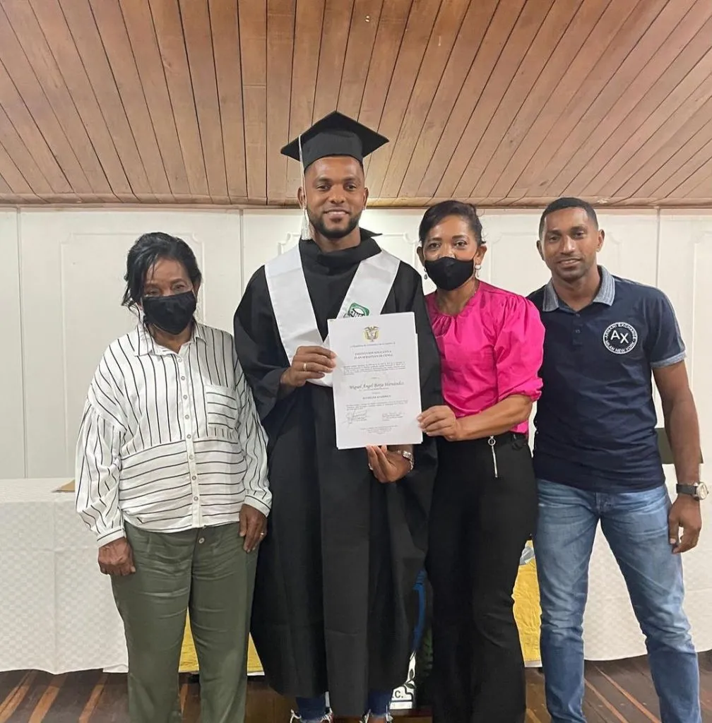 Miguel Borja terminó el colegio secundario en 2019, cuando ya era futbolista profesional (FOTO: @miguelborja23)