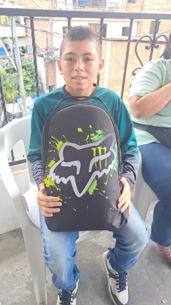 El gran gesto del Pulpo Armani con 30 chicos de una escuela de Medellín (Foto: Yony Gutiérrez)