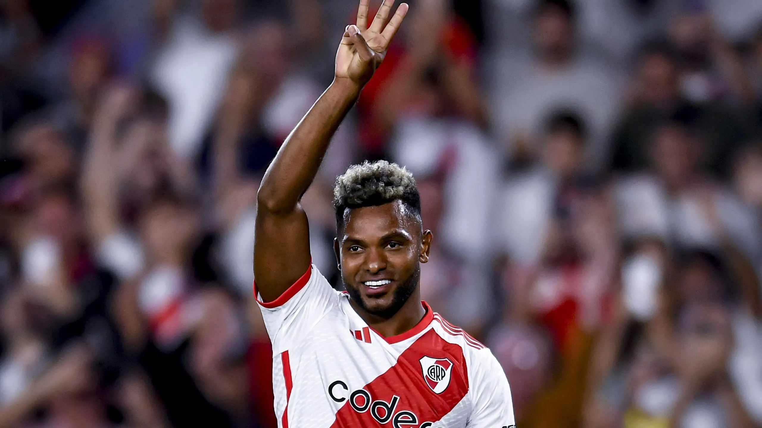 Borja hizo tres goles en el triunfo de River ante Vélez.