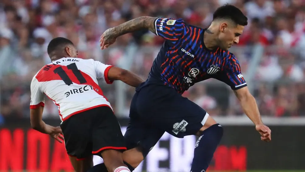 Villagra enfrentando a River en el Monumental (Getty)