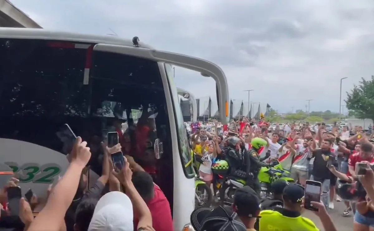 Locura total con la llegada de River a Cúcuta, Colombia.