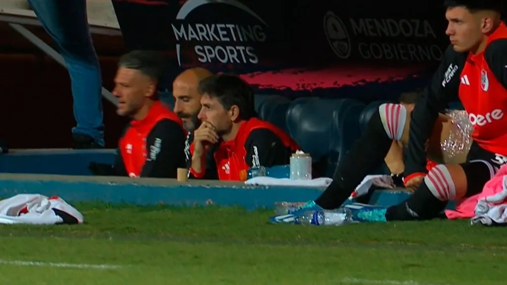 La imagen que preocupó: Franco Mastantuono, con hielo en el muslo izquierdo (Foto: Captura de TV)