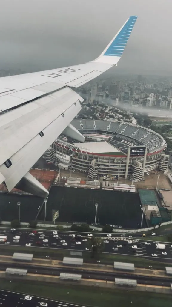 Imagen del martes 19 de marzo, ya con la lona cobertora sobre el césped. (Foto: @mbecerraarg).