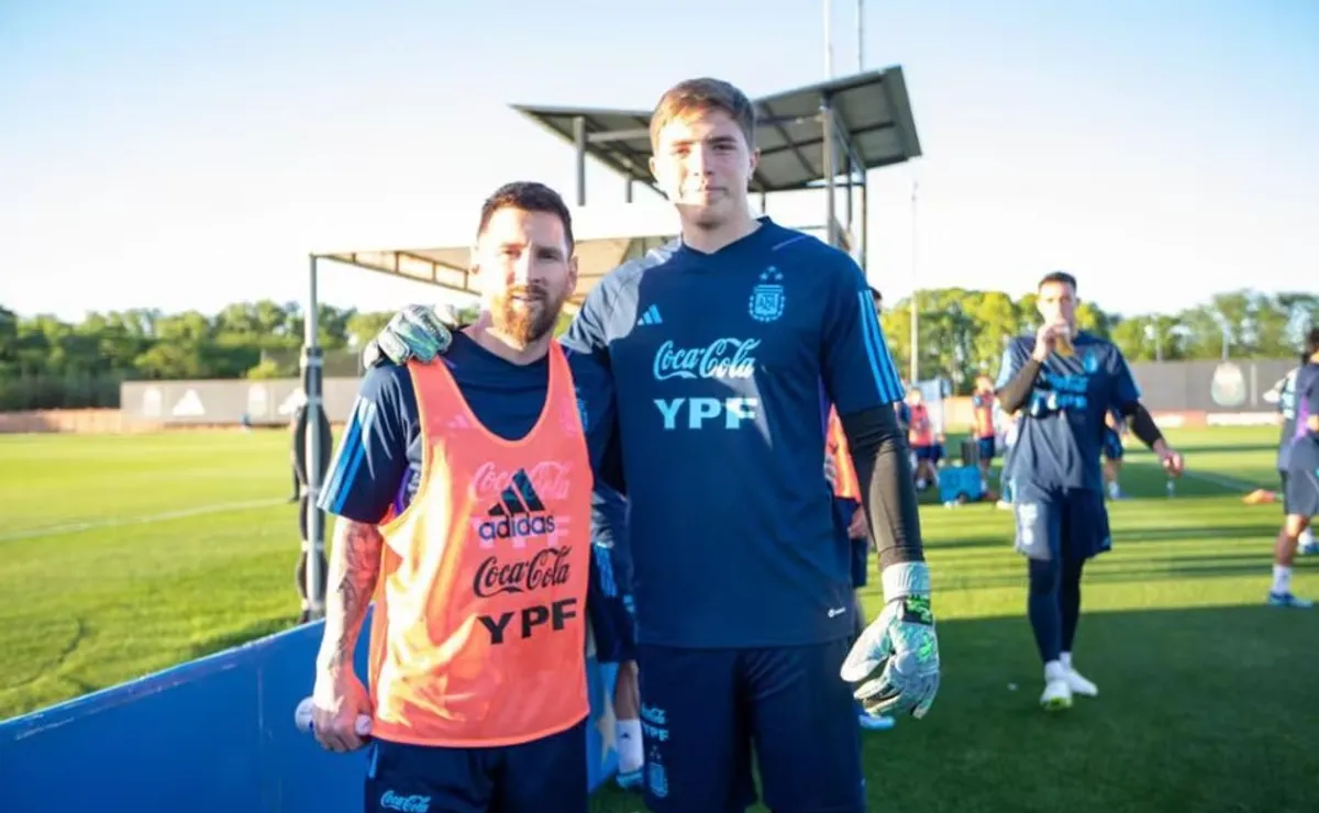 Jeremías Martinet junto a Lionel Messi en el predio de AFA.