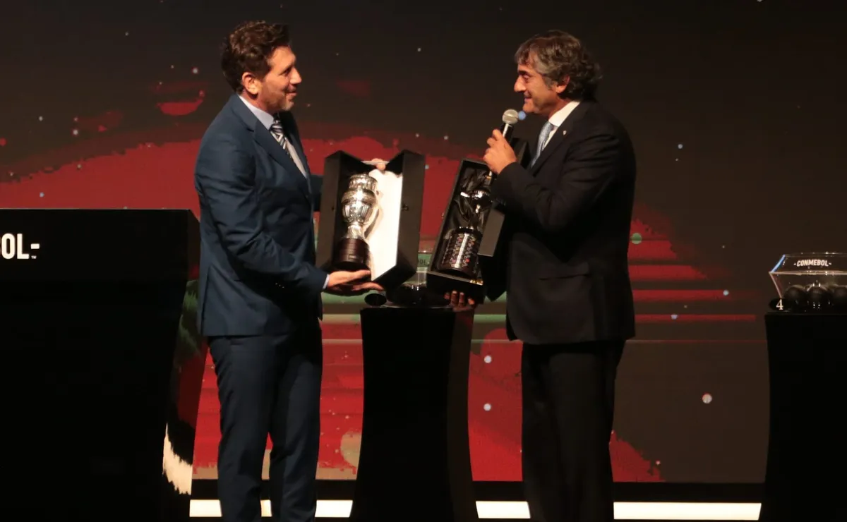 El reconocimiento que recibió Francescoli de Conmebol.
