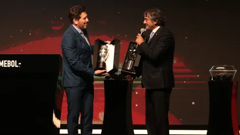 El reconocimiento que recibió Francescoli de Conmebol.