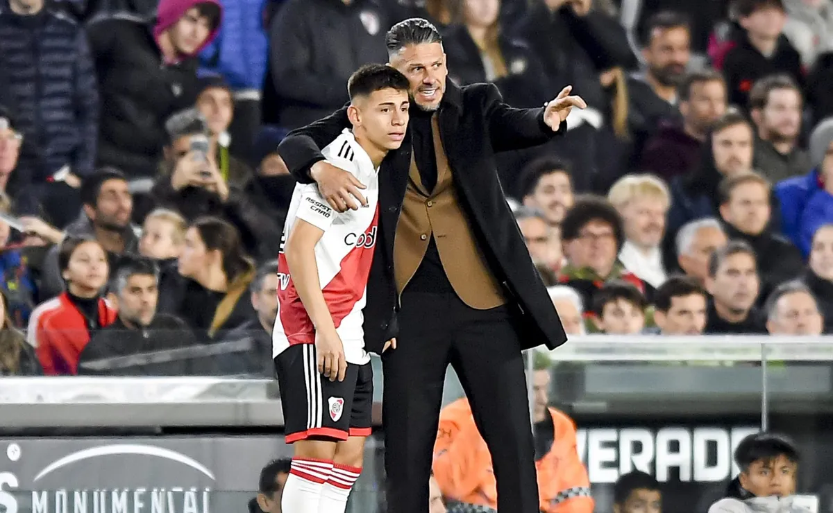 Echeverri debutó en Primera el 22 de junio de 2023 ante Instituto.