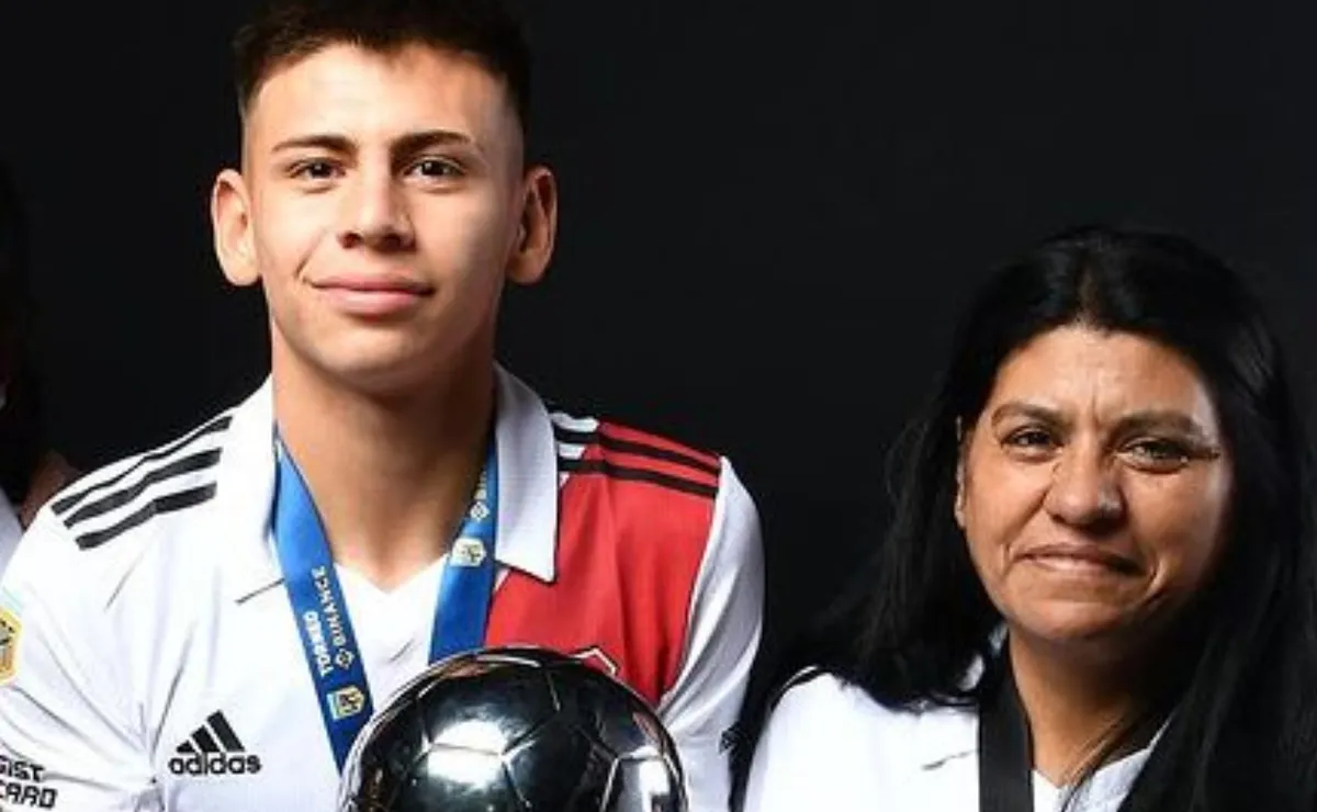 El Diablito Echeverri con Rosa, su mamá (FOTO: Instagram/@claudioecheverri_).