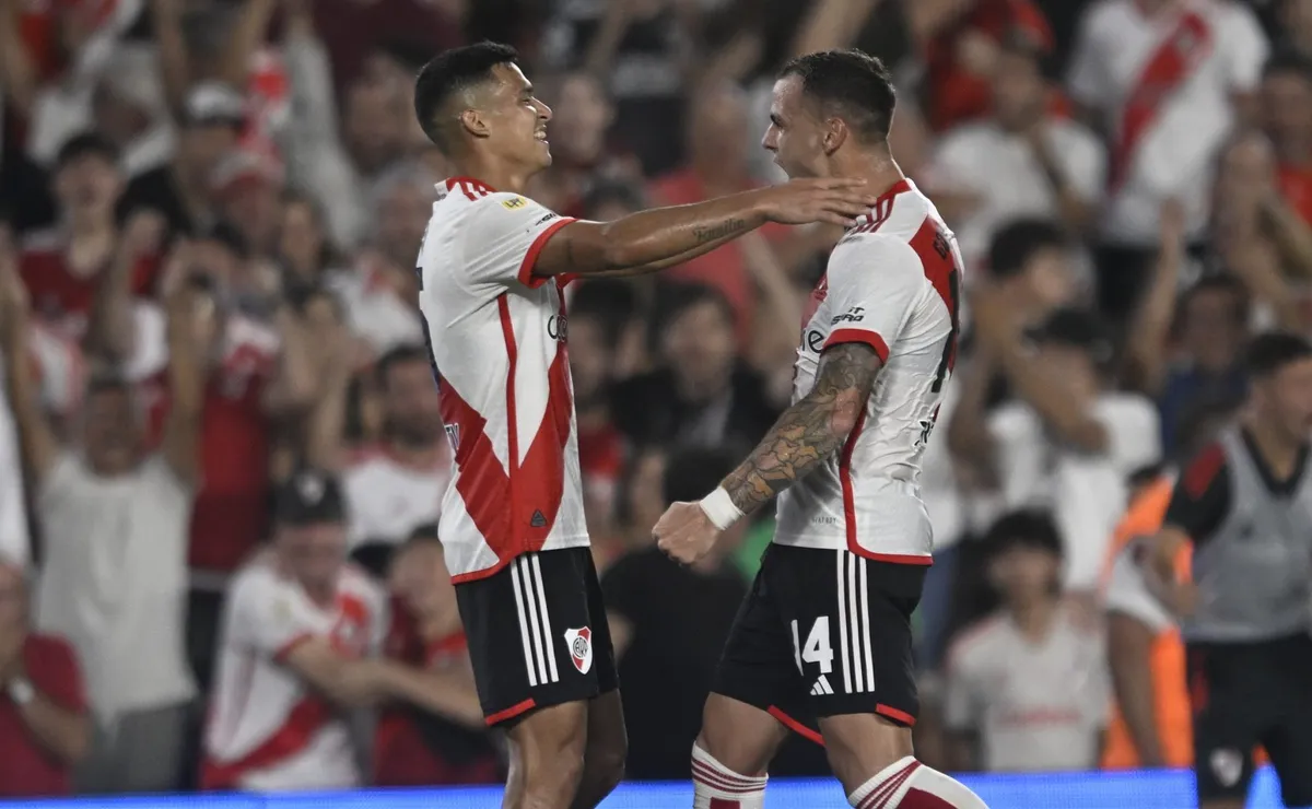 Abrazo de gol entre Herrera y González Pirez. (Foto: LPM / Diego Haliasz).