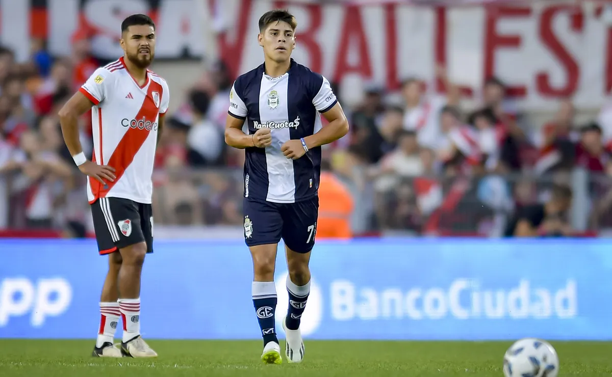 Macana de Paulo Díaz en el primer gol del partido. (Foto: Getty).