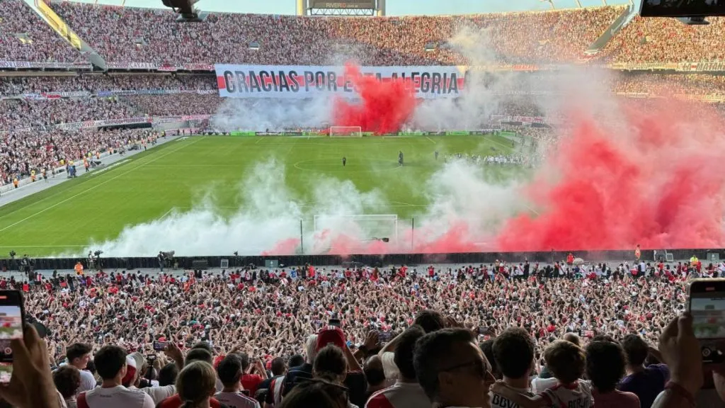 El telón para agradecerle al plantel.(Foto: La Página Millonaria).