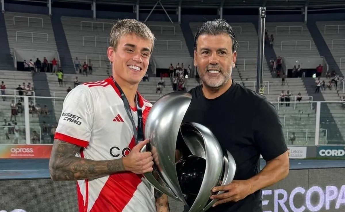 Fonseca junto a su padre Daniel en los festejos de la Supercopa.