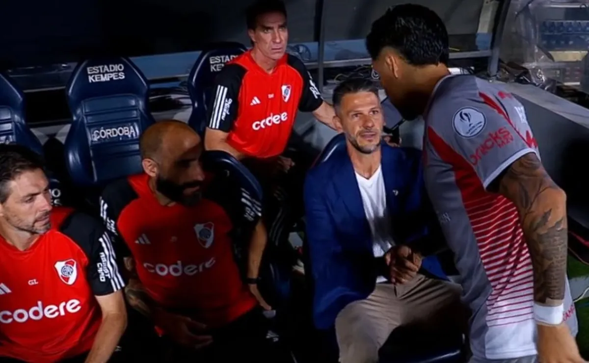 El saludo de Enzo Pérez a Martín Demichelis en la Supercopa ante Estudiantes. Frío y distante, sinónimo de lo que terminó siendo su relación.