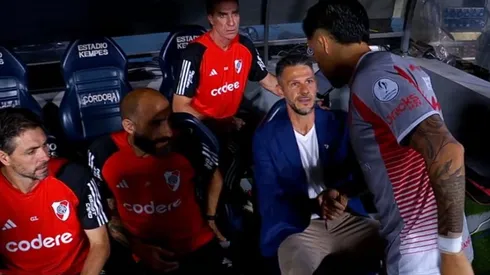 El saludo de Enzo Pérez a Martín Demichelis en la Supercopa ante Estudiantes. Frío y distante, sinónimo de lo que terminó siendo su relación.