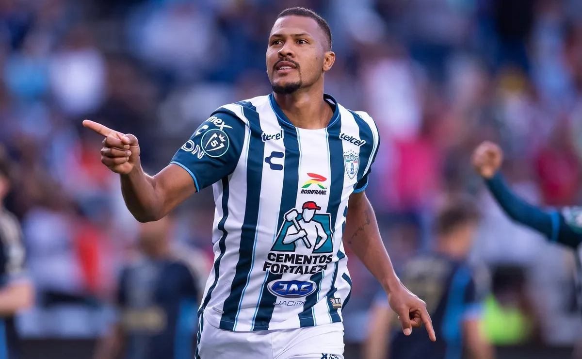 Salomón Rondón vive un momento espectacular en México.