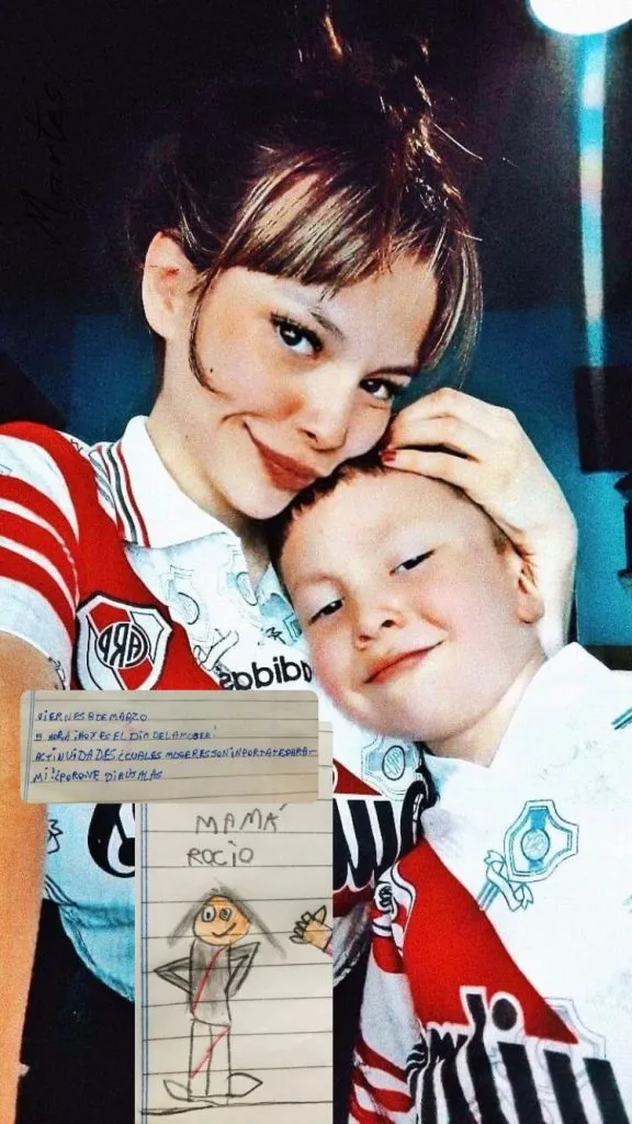 Rocío Casco con su hijo y la actividad que le pidieron en el colegio para el 8 de Marzo, Día de la Mujer. Juanma decidió dibujar a su mamá con la camiseta de River (Twitter: @RocíoCasco98).