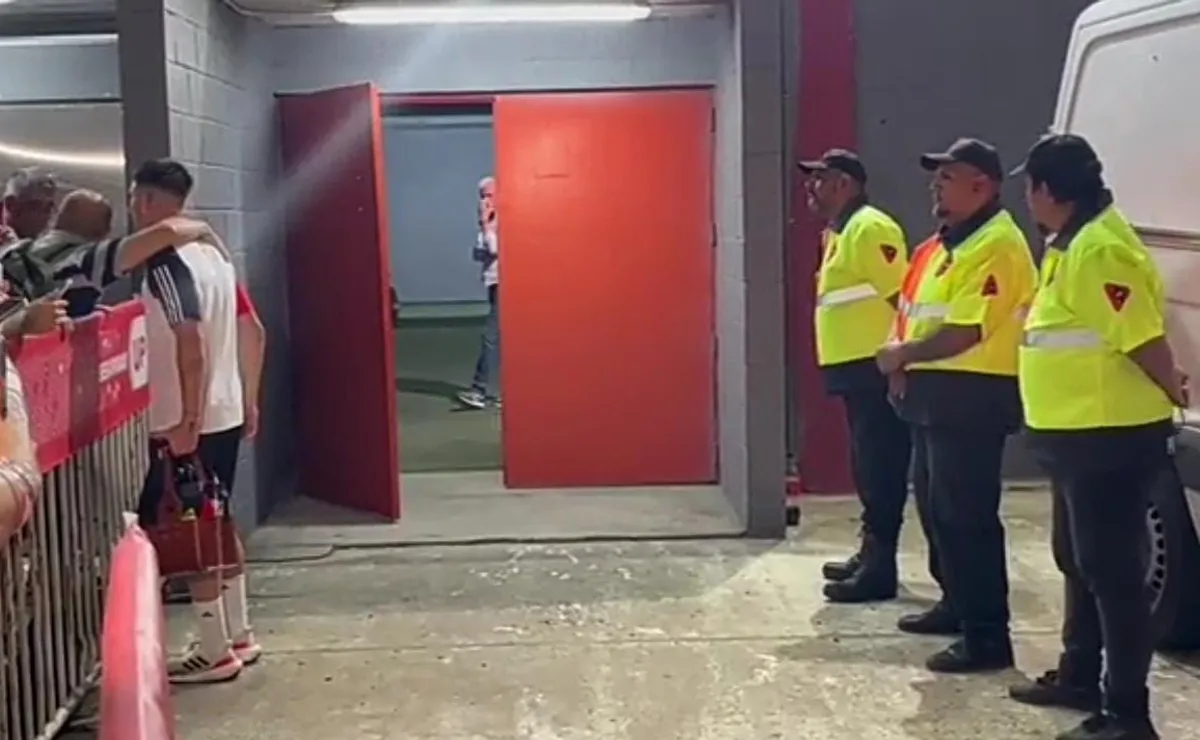 Los jugadores de River se sacaron fotos con los hinchas de Independiente