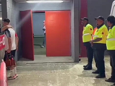 Los jugadores de River se sacaron fotos con los hinchas de Independiente