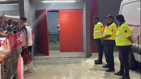 Los jugadores de River se sacaron fotos con los hinchas de Independiente