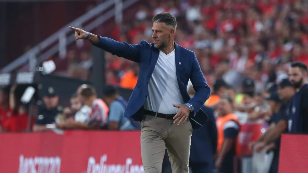 Demichelis dando indicaciones ante Independiente. (Foto: Getty).