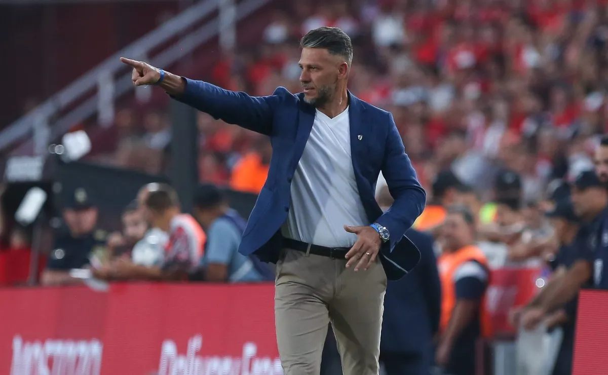 Demichelis dando indicaciones ante Independiente. (Foto: Getty).