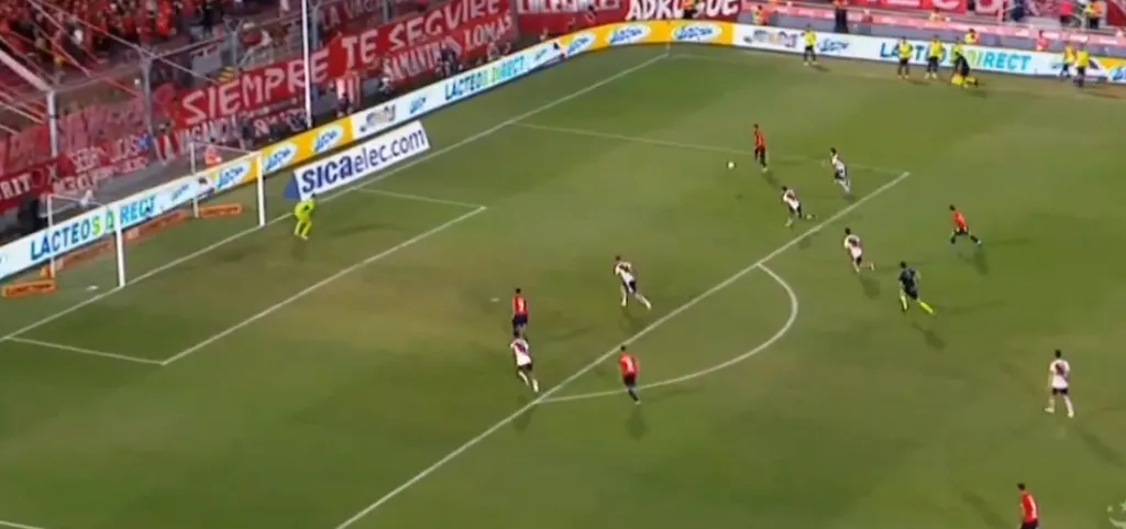 Grave desatención de la defensa de River. (Captura)