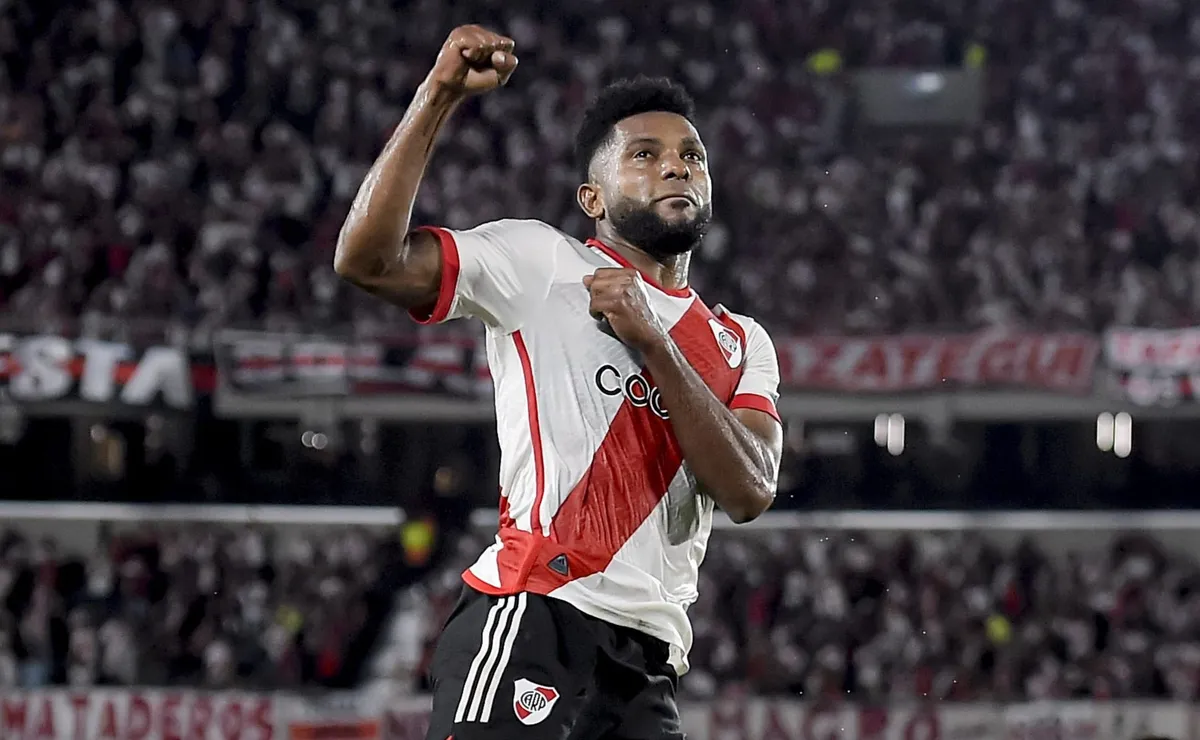 La reacción de los hinchas al festejo de Borja.