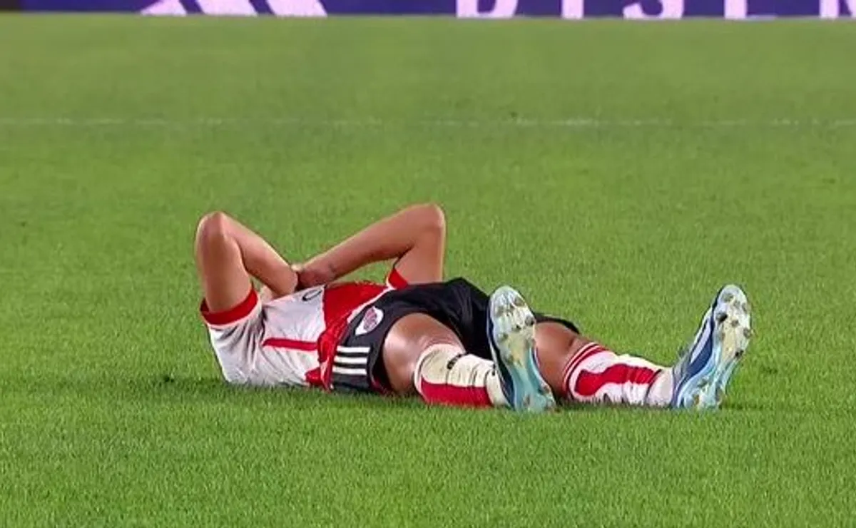 Echeverri debió salir lesionado.