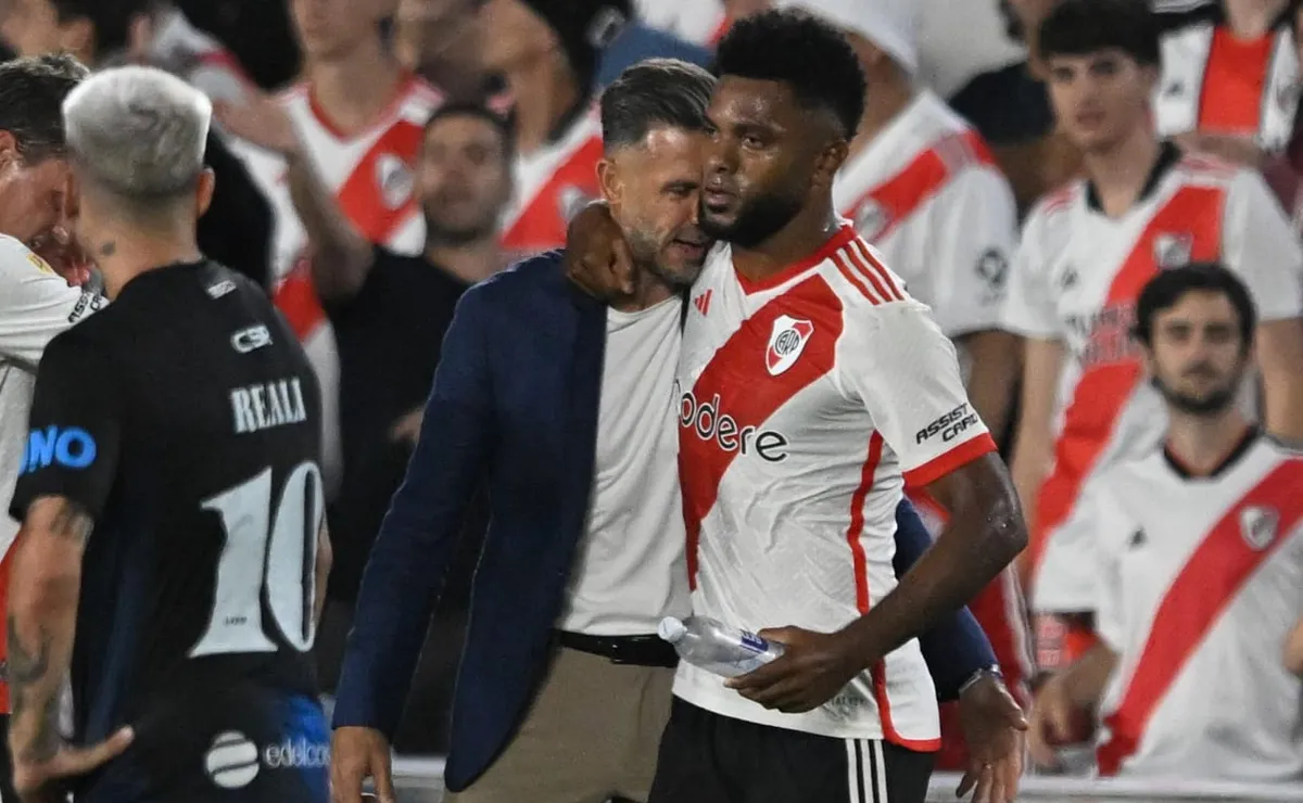 Borja y un abrazo para Demichelis después de su doblete.