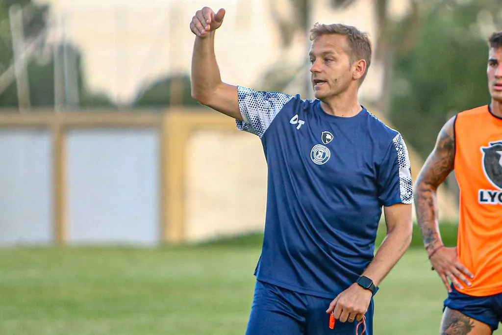Martín Cicotello debutará como técnico de la Lepra ante River.