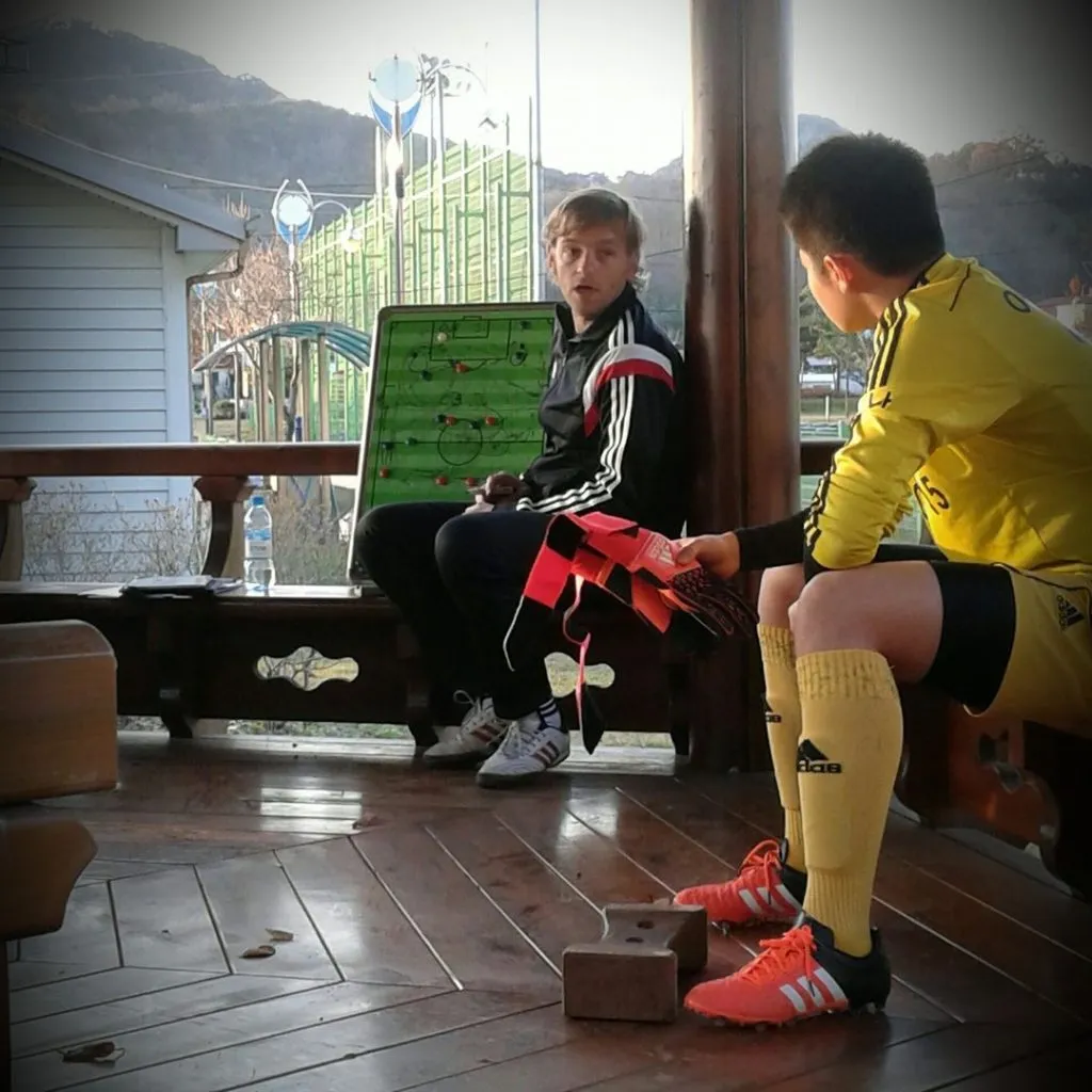 Martín Cicotello, en 2015, durante su experiencia como DT del Suncheon High School de Corea del Sur (IG:@martincicotellodt)