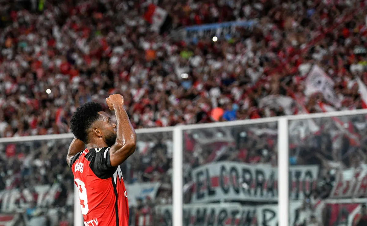 Borja gritando el gol que le marcó a Talleres con la gente de River en una de las populares del Kempes.