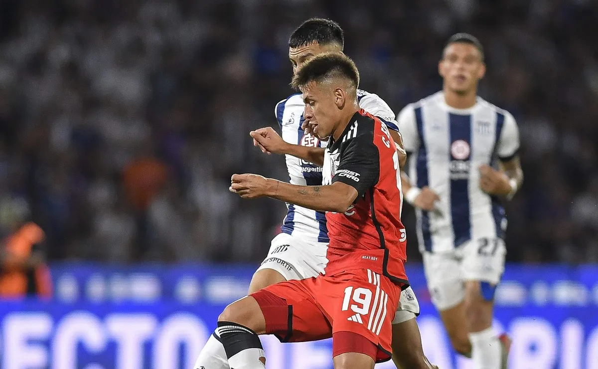 Echeverri jugó 11 minutos ante Talleres en el Kempes. (Foto: Getty).